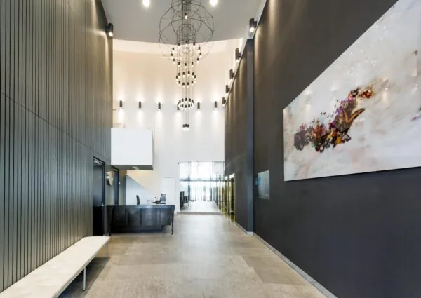 Moderne ontvangsthal aan de Grote Marktstraat met hoge plafonds, strakke inrichting en kunst aan de muur.